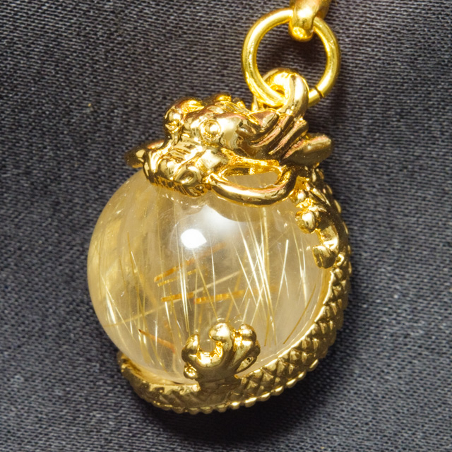 タイチンルチルを抱く皇帝龍（お守り、根付け、吊り飾り）（sx242207）【メール便可】