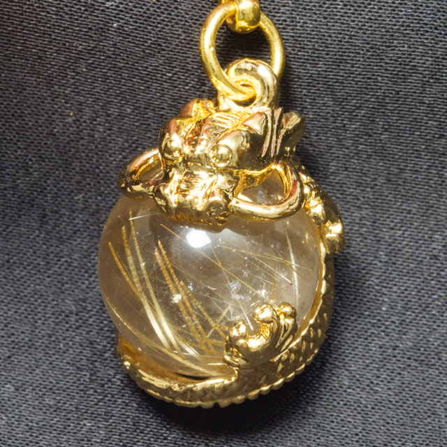 タイチンルチルを抱く皇帝龍（お守り、根付け、吊り飾り）（sx242208）【メール便可】