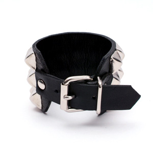 ★なぉやん　⭐️HTC⭐️3連ピラミッドブラススタッズ⭐️ブラック(茶芯)⭐️36 Pyramid Wristband (3L) - Ni