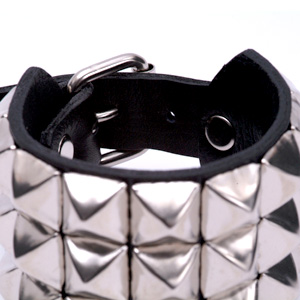 ★なぉやん　⭐️HTC⭐️3連ピラミッドブラススタッズ⭐️ブラック(茶芯)⭐️36 Pyramid Wristband (3L) - Ni