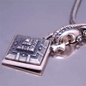 DRAGON HEAD PARAMITA DROP (L) PENDANT -蛇崩猛竜 劇中使用-