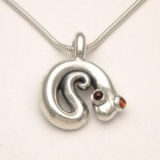 蛇のペンダント