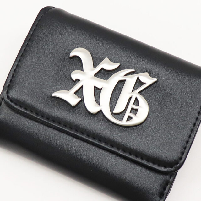 X-girl エックスガール OLD ENGLISH LOGO BUCKLE FAUX LEATHER MINI WALLET 三つ折りウォレット 105244054006