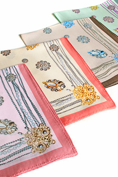 スカーフ■ジュエリー柄　シルクスカーフ全４色