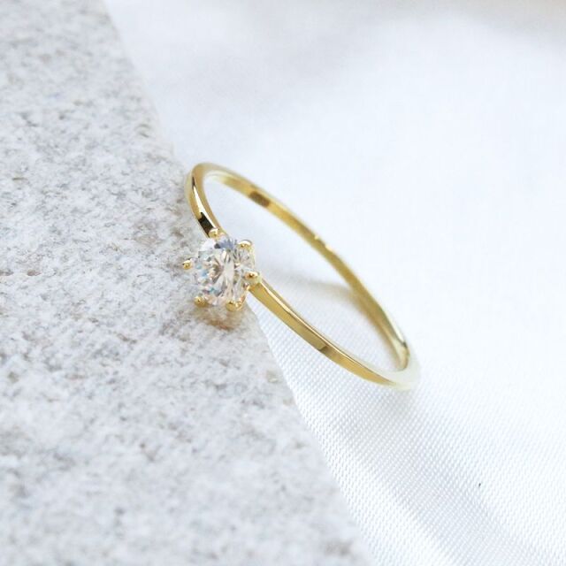 ソリティアキュービックジルコニアゴールドリング【送料無料】- 大人