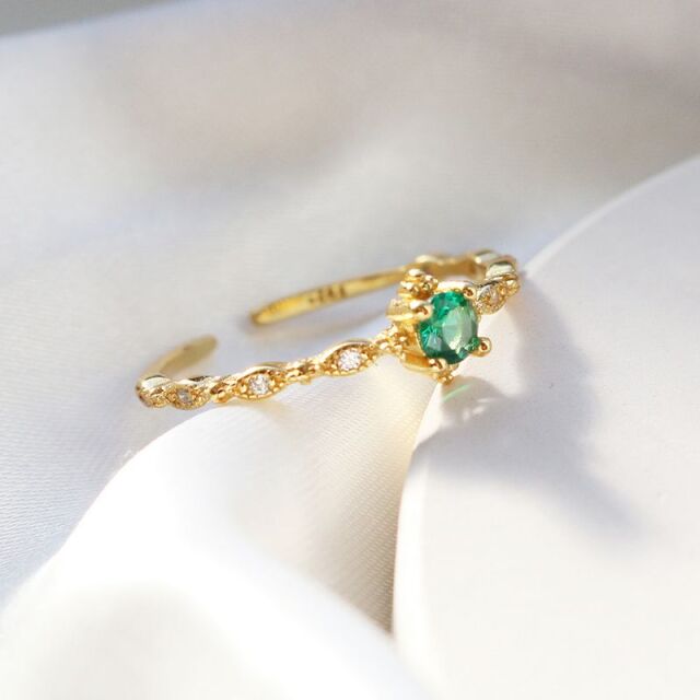 エメラルドグリーンジルコニアツイストリング【送料無料】- 大人