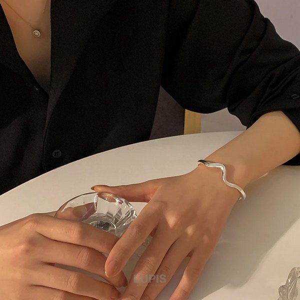 ウェーブラインメタルバングルブレスレット - ブレスレットを激安で