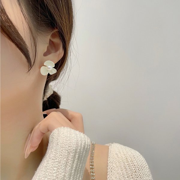 マットホワイトフラワー×フープピアス | 激安ピアスの通販販売