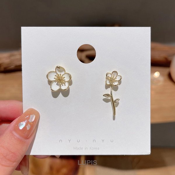 アシンメトリーフラワーピアス - ピアスを激安で通販販売