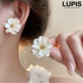 パールカラーフラワーピアス