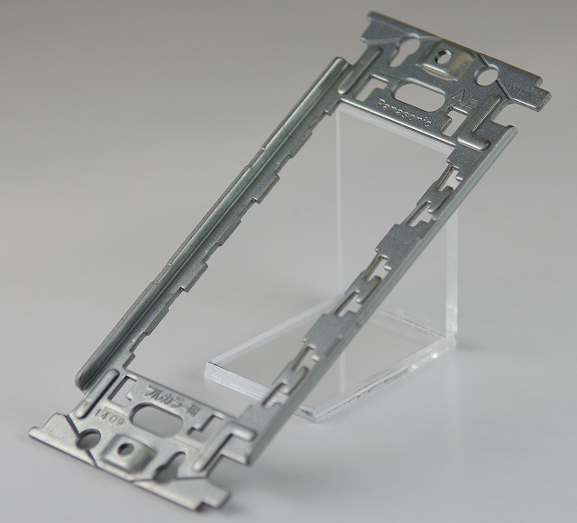 プロストック - 高品質なプロ用の工具と作業用品のオンラインショップ | パナソニック WT3700(1ｺ) 挟み金具 埋込スイッチ金属取付枠 （１枚） Panasonic 埋込取付枠 WN3700 80枚