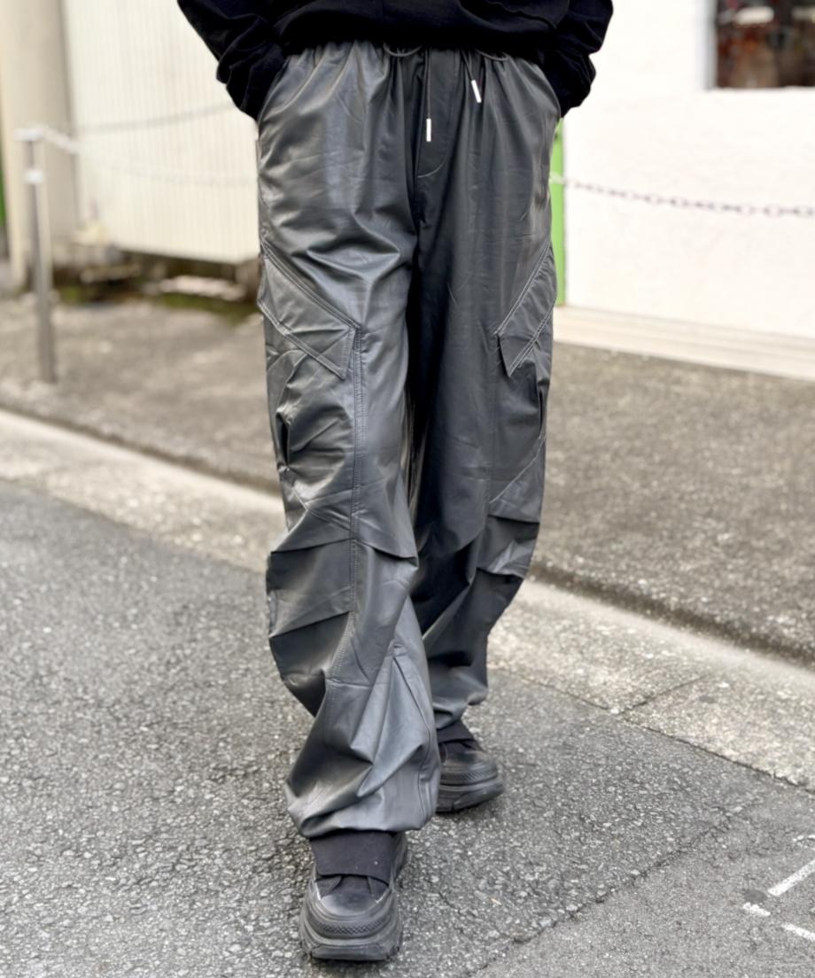 フェイクレザー 合皮 ギャザー 裾ドロスト カーブ パンツ