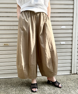 サラリ ナイロン素材 裾タック ヒザデル 変形 ゆるい パンツ