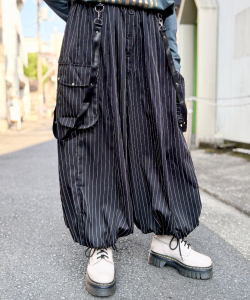 ピンストライプ サスペンダー デザイン 裾ゴム ジョッパー ボリューム ドーラ パンツ