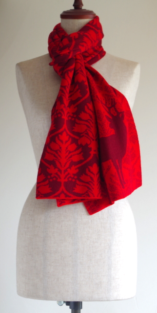 【UPPERCASE】アッパーケース Honeymoon メリノウールマフラー　ドイツ直輸入のジャガード/しか・レッド★送料無料