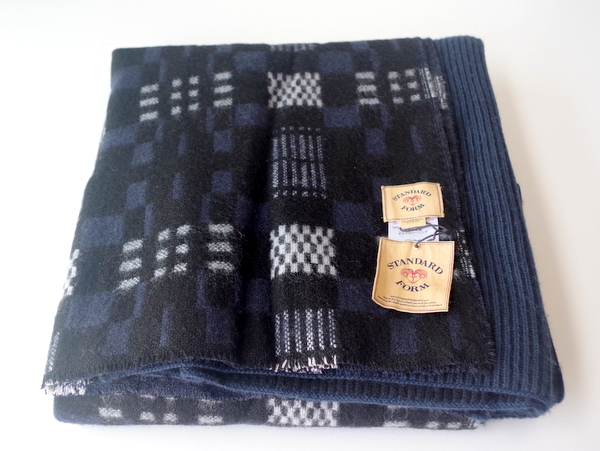 【YARNZ】16AW/ヤーンズ ANDERS PLAID 大判ストール STANDARD FORM チェックのストール 大判　超・厚手のウール・カシミアストール ネイビー 黒 ヤーンツ★送料無料