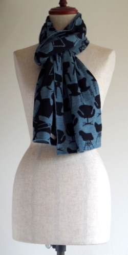 【UPPERCASE】アッパーケース Charirity メリノウールマフラー　ドイツ直輸入のジャガードのマフラー/水色・ライトブルー・いす・chair/メンズ★送料無料