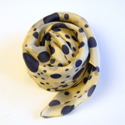 【シルクスカーフ】シルク１００％の１００×１００cmの絹スカーフ/水玉モチーフ/ドット柄/ネイビーとレッド★メール便対応