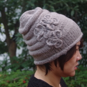 毛糸 帽子 花付き ニット帽 フラワー レディースのかわいいニット帽子 おばあちゃん グレー　ピンクパープル 毛糸の手編み帽子★メール便対応