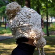 【ニット帽 ボンボン】耳あて付　ポンポン付のニット帽子  レディースのかわいい　毛糸の帽子/ベージュ・グレー・ブラックのニット帽★メール便対応