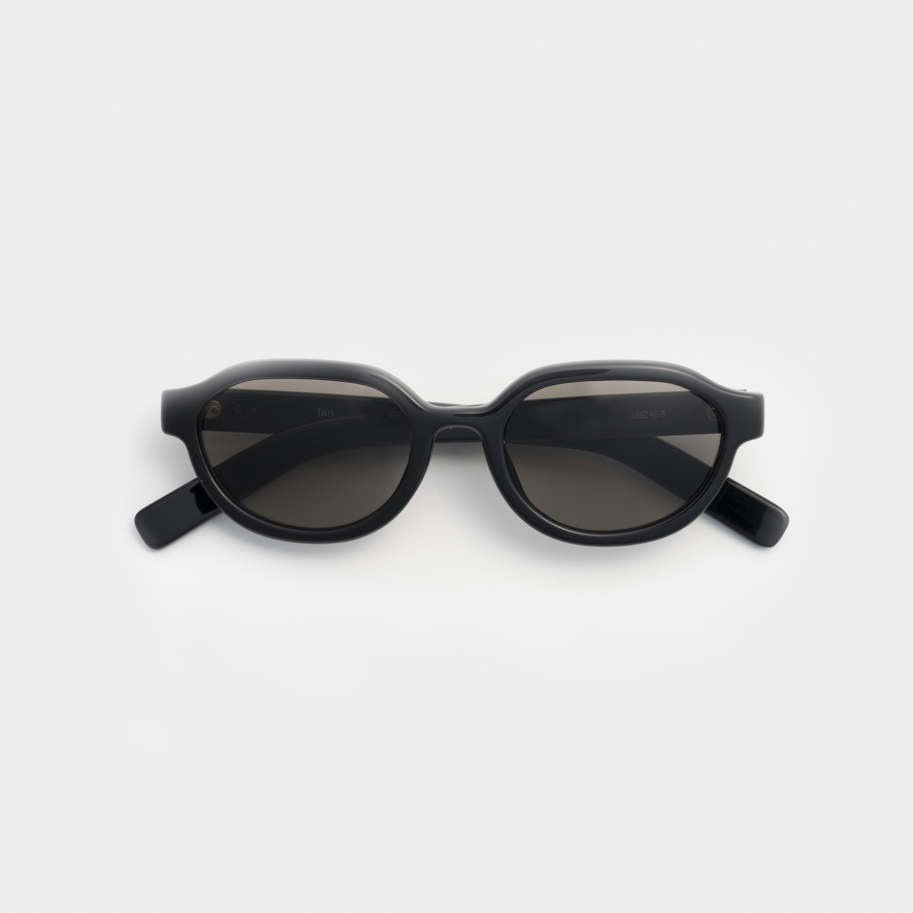 Chanel ブラックサングラス グレーレンズ IAN Black / Gray Lens sunglasses《イアン ブラック グレー