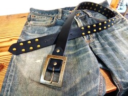 【現品限り】JUN COMPANYオリジナルデザインバックル付き ウィケットオイルレザーカシメスタッズベルト　アンティークブラススタッズ　【ブラック】38ｍｍ