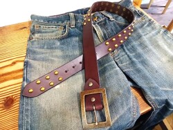 【現品限り】JUN COMPANYオリジナルデザインバックル付き 栃木レザーカシメスタッズベルト　アンティークブラススタッズ　【チョコレートブラウン】38ｍｍ