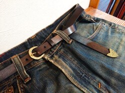 ナローベルト  栃木レザー 20ｍｍ 馬蹄デザインバックル剣先金物付き　真鍮カラー　剣先40cm ロングタイプ　カシメ留め