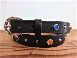 ナロースタッズベルト  ランダムカラーストーンスタッズ　20ｍｍ／25ｍｍ　【ブラック】　剣先40cm ロングタイプ　カシメ留め
