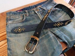 JUN COMPANYオリジナルデザイン太ピン帆型バックル付き 栃木レザー流線フラワーデザインスタッズベルト　アンティークブラススタッズ　【ブラック】40ｍｍ