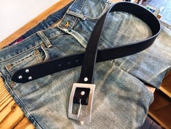 【即納品】JUN COMPANYオリジナルデザインバックル付き 剣先柄スタッズベルト【ブラック】40ｍｍ 　34インチ（86ｃｍ）