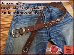 JUN COMPANYオリジナルデザイン太ピン帆型バックル付き 栃木レザーフラワーデザインスタッズベルト　アンティークブラススタッズ　革ベルト【チョコレートブラウン】40ｍｍ