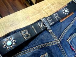 栃木レザー 文字入りスタッズベルト　BIKER＆フラワーデザイン