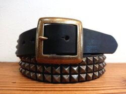ピラミッドスタッズベルト　3連ピラミッド　エイジングブラス　栃木レザー【ブラック】38ｍｍ