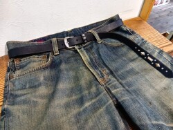 栃木レザーナローベルト 剣先ポイントスタッズ　ピラミッドデザイン 20ｍｍ／25ｍｍ　剣先ロングタイプ【ブラック】　カシメ留め