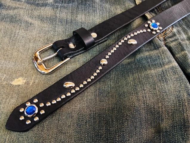 半額以下！メンズ/栃木レザーナローベルト/剣先ポイントスタッズ 栃木レザーナローベルト 剣先ポイントスタッズ流線フラワー
