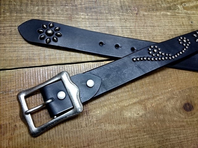 流線フラワーデザインスタッズベルト 【アンティークシルバースタッズ  