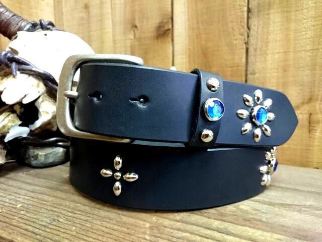 栃木レザー スタッズベルト フラワーシンプルデザイン 
