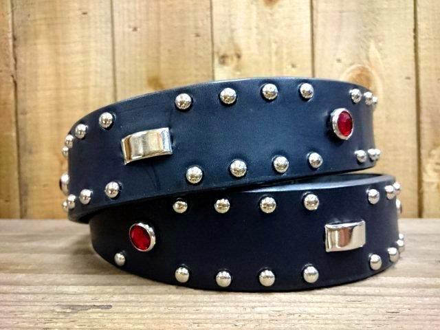 栃木レザーブラック ベルト スタッズアクリルレッド