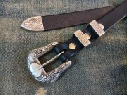 IVAN4ピースバックル付き　栃木レザーウエスタンナローベルト　ブラック18ｍｍ【IVAN FLOWER WESTEN BUCKLE 4P SET】　剣先ロングタイプ　カシメ留め