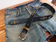 JUN COMPANYオリジナルデザイン太ピン帆型バックル付き 栃木レザー流線フラワーデザインスタッズベルト　アンティークブラススタッズ　【ブラック】40ｍｍ　革ベルト