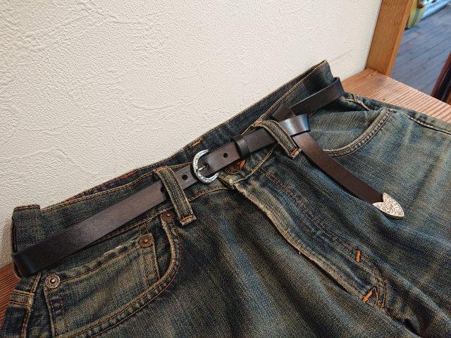 ナローベルト  栃木レザー 20ｍｍ 馬蹄デザインバックル剣先金物付き　シルバーカラー剣先40cm ロングタイプ　カシメ留め