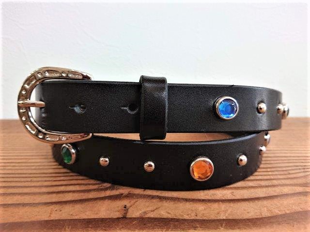 ナロースタッズベルト  ランダムカラーストーンスタッズ　20ｍｍ／25ｍｍ　【ブラック】　剣先40cm ロングタイプ　カシメ留め