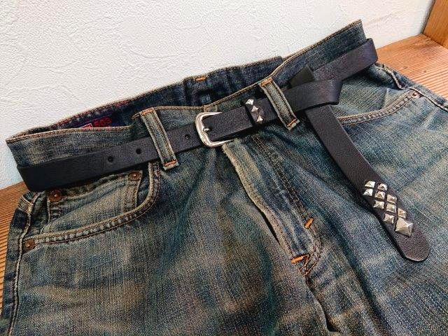 栃木レザーナローベルト 剣先ポイントスタッズデザイン 20ｍｍ／25ｍｍ　剣先ロングタイプ【ブラック】　カシメ留め