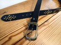 【即納品】JUN COMPANYオリジナルデザイン太ピン帆型バックル付き 栃木レザー流線フラワーデザインスタッズベルト　アンティークブラススタッズ　【ブラック】38ｍｍ　