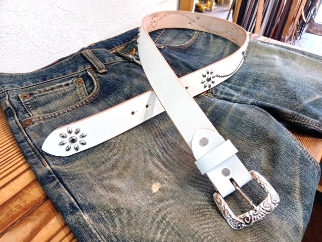 【現品限り・即納品】栃木レザーベルト　【ホワイト】38ｍｍ　スタッズベルト　フラワーデザイン　シルバースタッズ