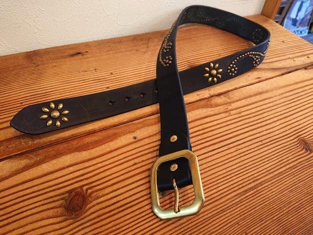 流線フラワーデザインスタッズベルト　【アンティークブラススタッズ】ベルトカラーが選べます
