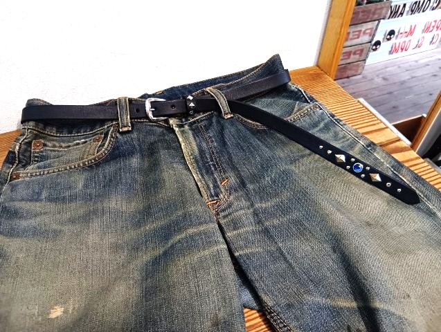 栃木レザーナローベルト 剣先ポイントスタッズ　カラーストーンデザイン 20ｍｍ／25ｍｍ　剣先ロングタイプ【ブラック】　カシメ留め