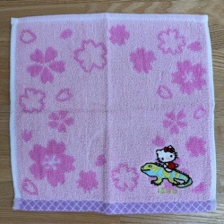 【ハローキティ×iZooコラボ商品】桜柄ジャガードタオル（フィジーイグアナ）