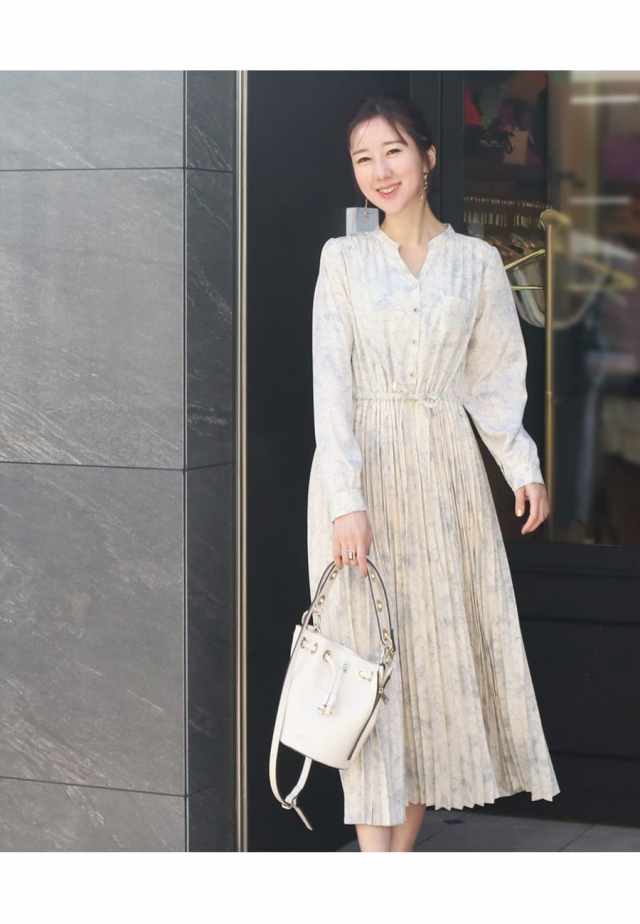 【美品】ミルクティープリーツワンピース(ネイビーＬサイズ) シンプルで通年使える上品なデザインと素材感と綺麗なライン